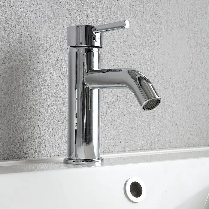 Kiamami Valentina Badmöbel-Set - Braun - Moderner Einhebelmischer aus poliertem Chrom auf einem weißen Waschbecken.