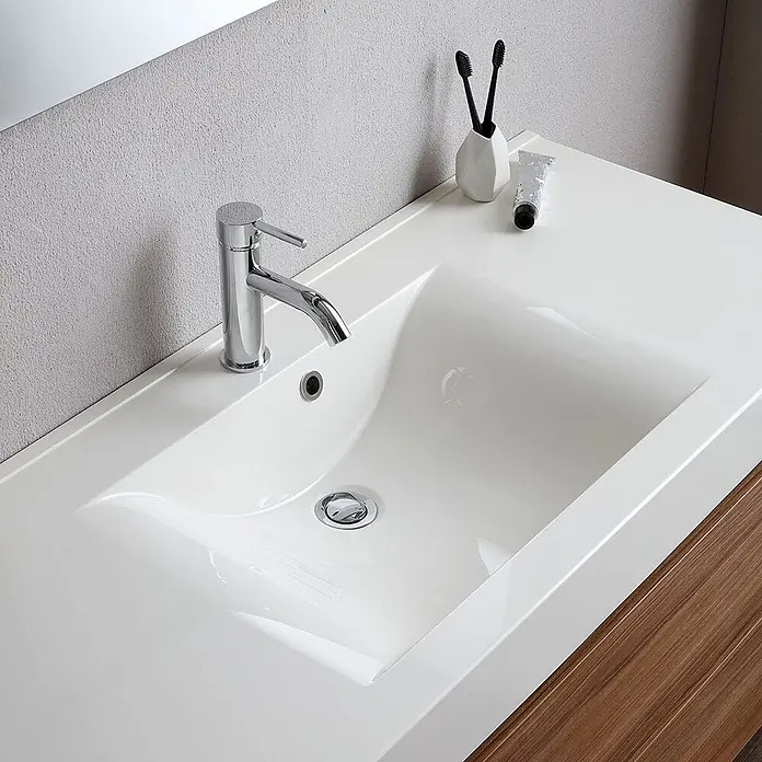 Kiamami Valentina Badmöbel-Set - Braun - Weißes Keramikwaschbecken, in eine glänzende Arbeitsplatte integriert, mit Chromarmatur und Platz für Badutensilien.