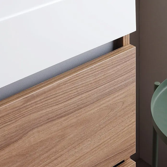 Kiamami Valentina Badmöbel-Set - Braun - Nahaufnahme einer modernen zweifarbigen Schubladeneinheit mit weißer Oberseite und heller Holzschubladenfront mit grifflosem Design.