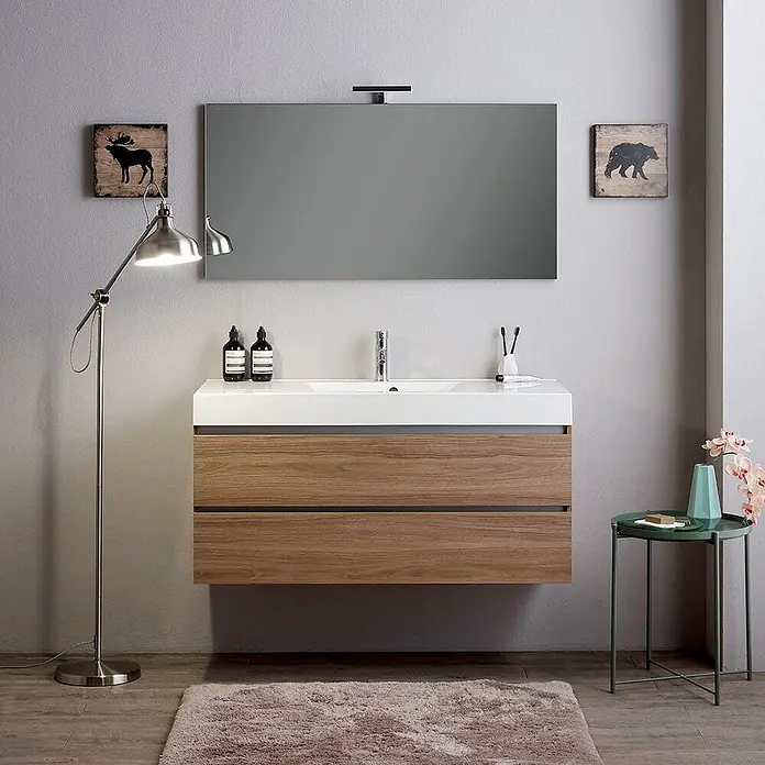 Kiamami Valentina Badmöbel-Set - Braun - Schwebender Badschrank mit weißem Waschbecken und hellen Holzschubladen, darüber ein Spiegel mit integrierter Lichtleiste.
