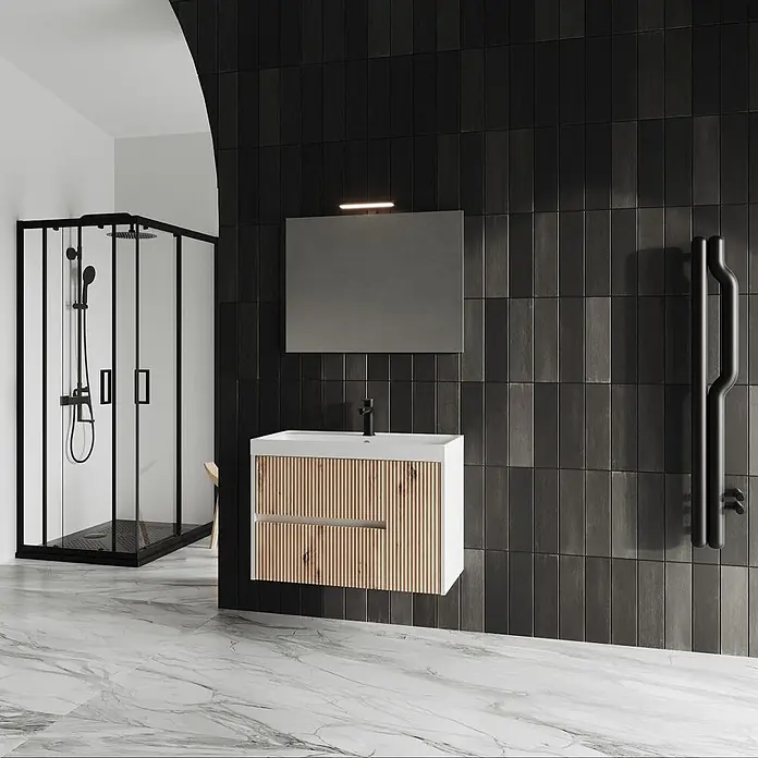 Kiamami Valentina Badmöbel-Set - Braun - Modernes Badezimmer mit weißem Waschtisch, hellen Holzlamellen-Schubladen, schwarzem Wasserhahn, Spiegel und schwarzer Duschkabine.