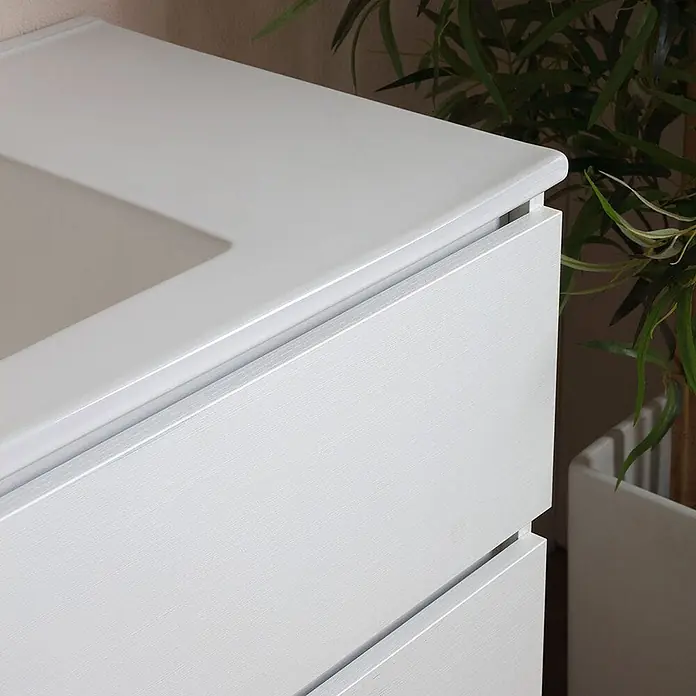 Kiamami Valentina Badmöbel-Set - Weiß - Weißer moderner Schrank mit glatter Oberfläche und texturierten, grifflosen Schubladenfronten, bietet eleganten Stauraum.