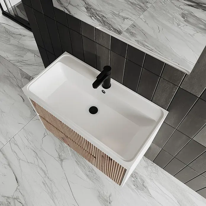 Kiamami Valentina Badmöbel-Set - Braun - Moderner Badwaschtisch mit integriertem weißen Waschbecken, schwarzem Wasserhahn und Holzlamellenfront.