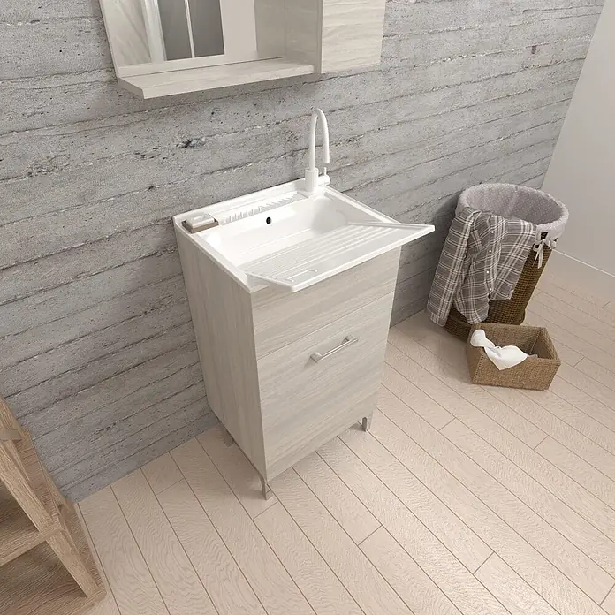 Kiamami Valentina Badmöbel-Set - Helles Holz - Hellholz-Waschbeckenunterschrank mit weißem Spülbecken und Wasserhahn im Waschraum.