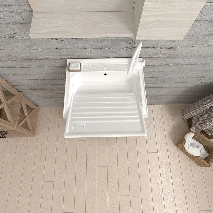 Kiamami Valentina Badmöbel-Set - Helles Holz - Weißes Waschbecken mit integriertem Waschbrett und Wasserhahn, in einem Hauswirtschaftsraum mit Holzoptik.