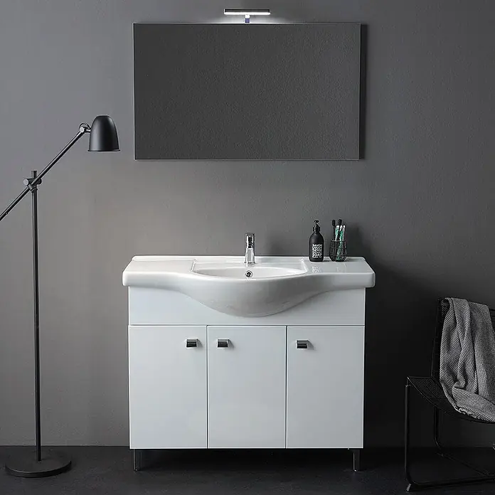 Kiamami Valentina Badmöbel-Set - Weiß - Weißer Badezimmerschrank mit integriertem Waschbecken, Wasserhahn, Spiegel und Spiegelleuchte, mit drei Unterschränken.