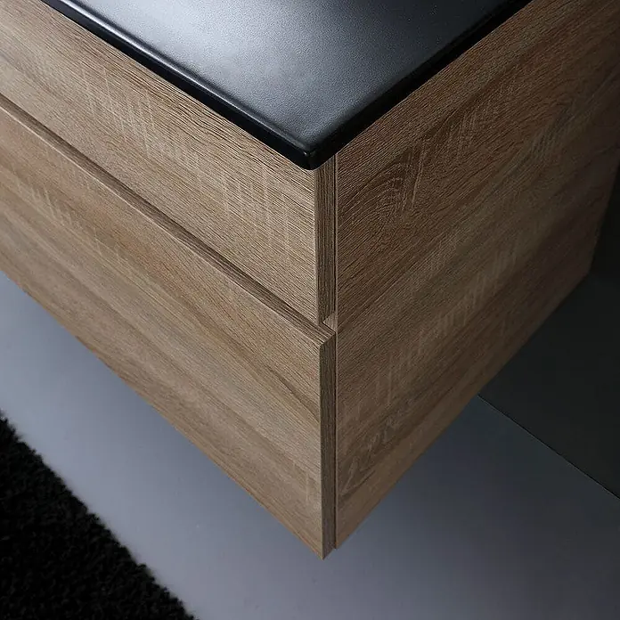 Kiamami Valentina Badmöbel-Set - Helles Holz - Heller Holzoptikschrank mit schwarzer Platte, der eine Ecke und zwei Schubladenfronten zeigt.