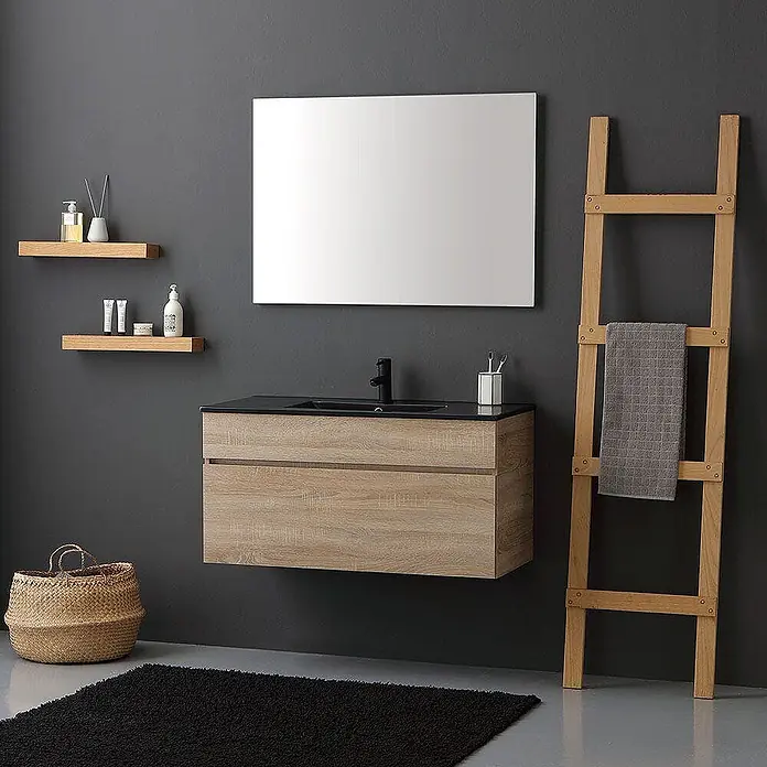 Kiamami Valentina Badmöbel-Set - Helles Holz - Moderner Waschtisch aus hellem Holz mit schwarzem Waschbecken und Wasserhahn, unter einem Spiegel im Badezimmer.
