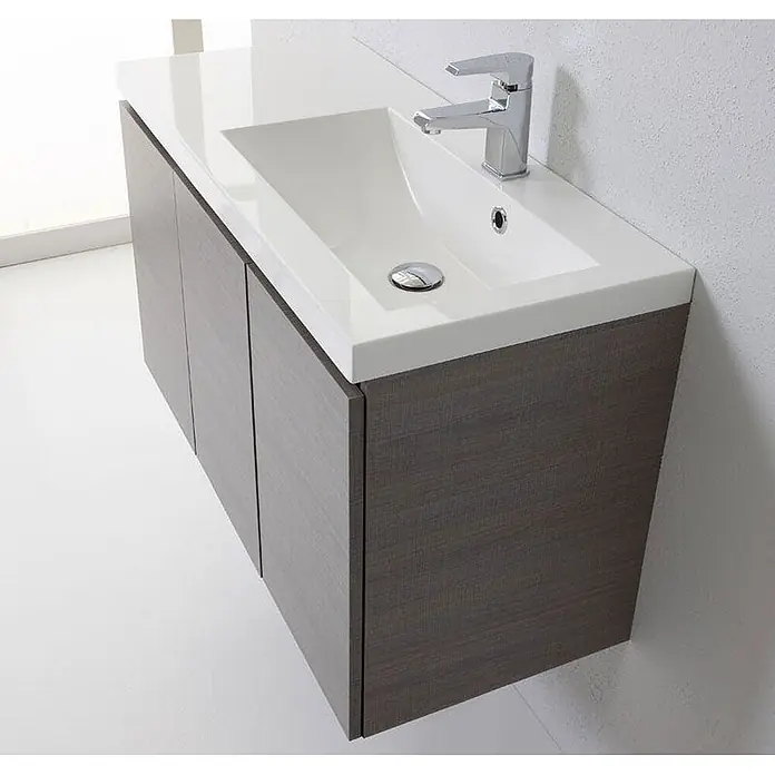 Kiamami Valentina Badmöbel-Set - Grau - Wandhängender Badunterschrank mit dunklem Holzmaserung-Finish, weißem integriertem Waschbecken und Chromarmatur.