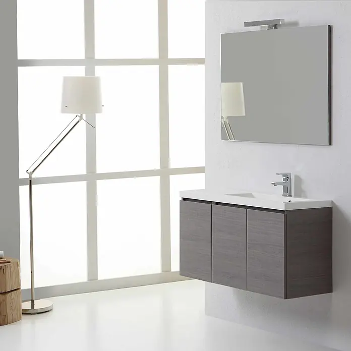 Kiamami Valentina Badmöbel-Set - Grau - Moderne wandmontierte Badezimmervanitas in dunkler Holzmaserung mit weißem Waschbecken, Chromarmatur und rechteckigem Spiegel mit Lichtleiste.