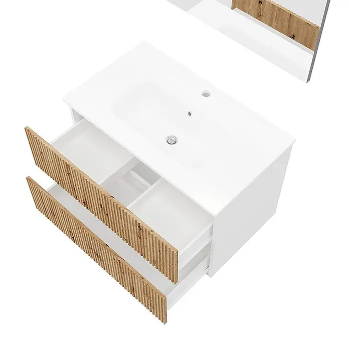 Kiamami Valentina Badmöbel-Set - Helles Holz - Weißer Badunterschrank mit integriertem Waschbecken und zwei geöffneten Schubladen mit gerippten Holzfronten.