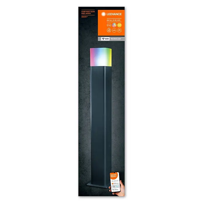 Ledvance Smart+ Außenstehleuchte Cube 50cm RGBW - Farbe Gehäuse: Grau, RGBW, 120 x 120 x 500 mm, Mit Leuchtmittel - LEDVANCE CUBE POST 50CM smarte RGB+W LED Außenleuchte. Dunkelgrauer Pfosten, bunte Oberseite. Hand zeigt Telefon mit Steuer-App.