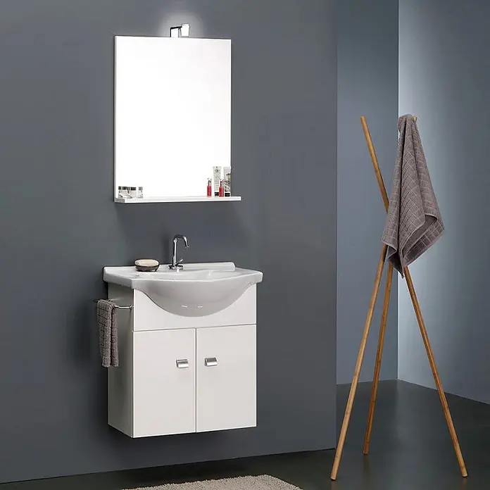 Kiamami Valentina Badmöbel-Set - Weiß - Weißer Badwaschtischunterschrank mit integriertem Waschbecken, Zweitürerschrank und rechteckigem Spiegel mit Leuchte.
