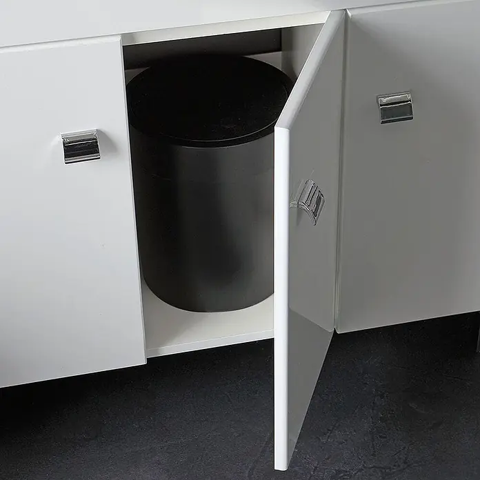 Kiamami Valentina Badmöbel-Set - Weiß - Schwarzer zylindrischer Abfalleimer in einem weißen Schrank, eine Tür geöffnet.
