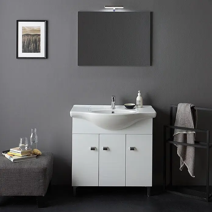 Kiamami Valentina Badmöbel-Set - Weiß - Weißer Badezimmerschrank mit integriertem Waschbecken und drei Schranktüren.