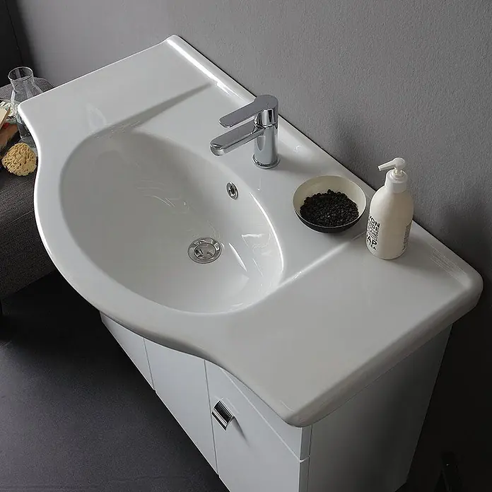 Kiamami Valentina Badmöbel-Set - Weiß - Weißer Badschrank mit integriertem Waschbecken und Chromarmatur.
