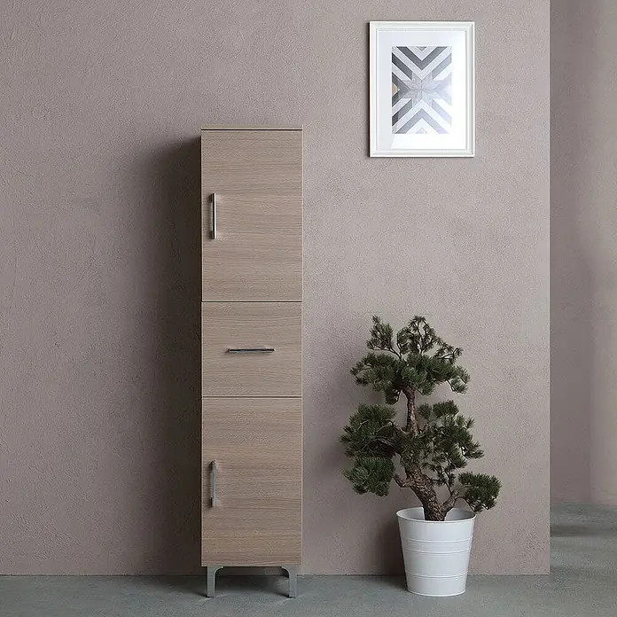 Kiamami Valentina Badmöbel-Set - Holz dunkel - Hoher, schmaler Schrank aus hellem Holz mit zwei Türen und einer Schublade, mit silbernen Griffen und kurzen Beinen, für vielseitigen Stauraum.
