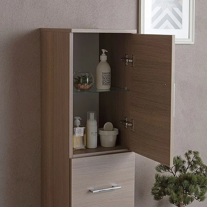 Kiamami Valentina Badmöbel-Set - Holz dunkel - Zweifarbiger Holz-Badezimmerschrank mit offener Tür, zeigt Toilettenartikel und eine Schublade. Kompakte Aufbewahrung.