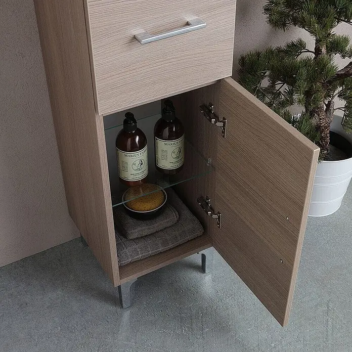 Kiamami Valentina Badmöbel-Set - Holz dunkel - Heller Holzschrank mit Schublade und offener Tür, zeigt Glasregal und Toilettenartikel.