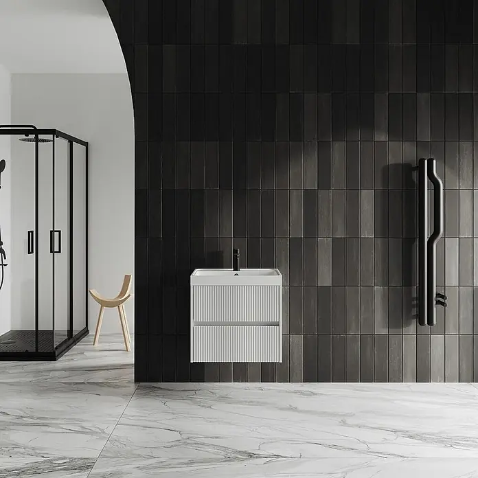 Kiamami Valentina Badmöbel-Set - Weiß - Weiße wandmontierte Badmöbel mit geriffelten Schubladen und schwarzem Wasserhahn in einem modernen Badezimmer.