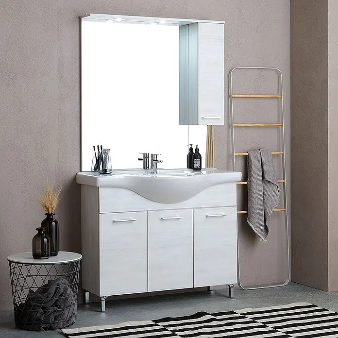 Kiamami Valentina Badmöbel-Set - Weiß - Weißes Badezimmer-Waschtischset aus Holz mit Waschbecken, Spiegel und Seitenunterschrank.