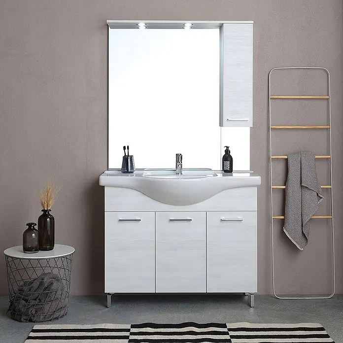 Kiamami Valentina Badmöbel-Set - Weiß - Badezimmermöbel in heller Holzoptik mit integriertem Keramikwaschbecken, großem Spiegelschrank mit Beleuchtung und drei Türen.