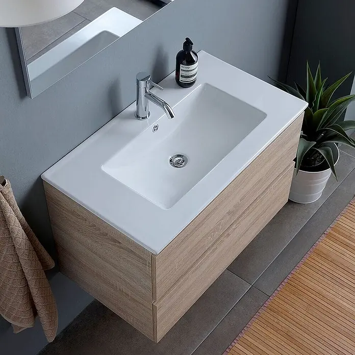Kiamami Valentina Badmöbel-Set - Braun - Wandmontierter Waschtisch aus hellem Holz mit integriertem Keramikwaschbecken und Chromarmatur.