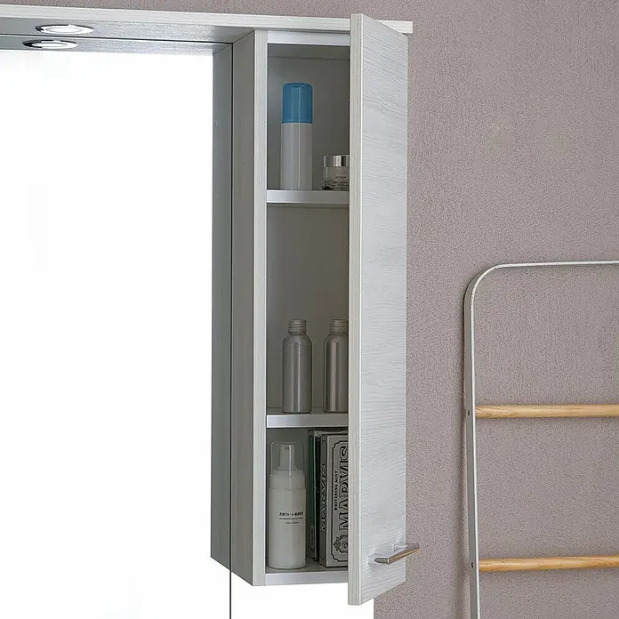 Kiamami Valentina Badmöbel-Set - Weiß - Heller Spiegelschrank in Holzoptik, offen mit Pflegeprodukten auf Regalen. Integrierter Spiegel und Beleuchtung für Badaufbewahrung.