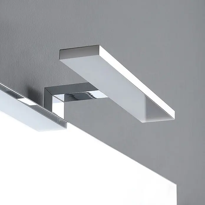 Kiamami Valentina Badmöbel-Set - Braun - Moderne rechteckige LED-Wandleuchte mit Chromakzent und mattem Diffusor.