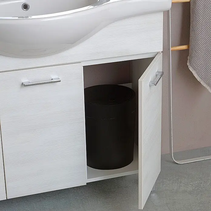 Kiamami Valentina Badmöbel-Set - Weiß - Runder schwarzer Abfalleimer in einem weißen Badezimmerschrank unter dem Waschbecken.