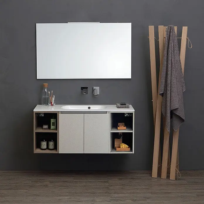 Kiamami Valentina Badmöbel-Set - Grau - Wandhängender Badunterschrank mit hellgrauen Türen, offenen Holzregalen und integriertem Waschbecken unter einem Spiegel.