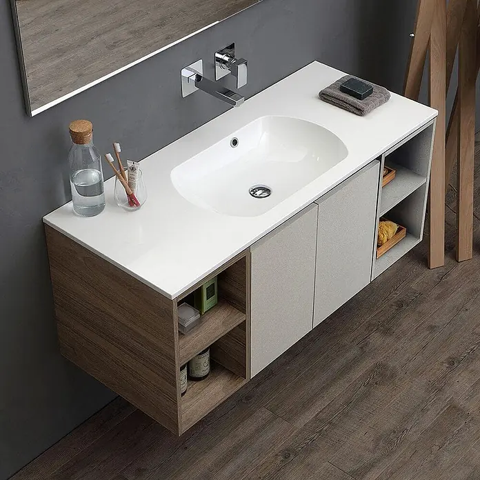 Kiamami Valentina Badmöbel-Set - Grau - Wandhängender Badunterschrank mit Holz-Optik und hellgrauen Fronten, weißem integriertem Waschbecken und Chrom-Wasserhahn.