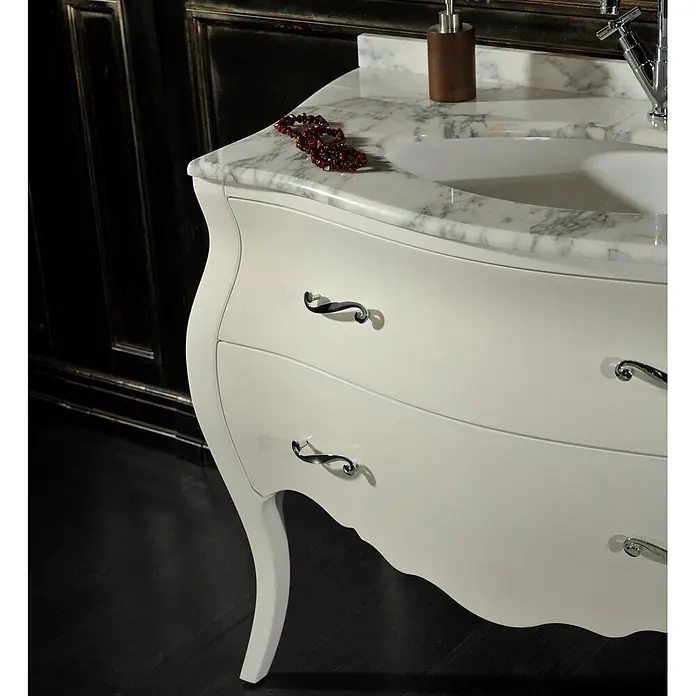 Kiamami Valentina Badmöbel-Set - Weiß - Weißer Badunterschrank mit geschwungenem Design, Marmorplatte, integriertem Waschbecken und verzierten Chromgriffen.