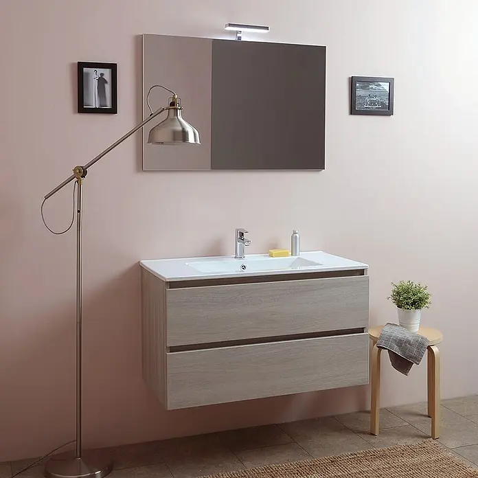 Kiamami Valentina Badmöbel-Set - Helles Holz - Wandhängender Badwaschtisch mit weißem Waschbecken und zwei hellen Holzschubladen im modernen Bad.
