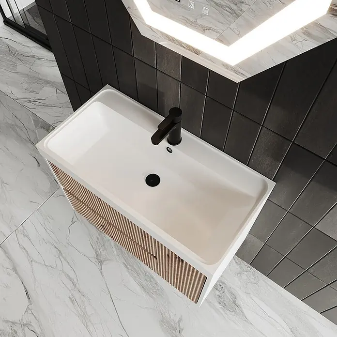 Kiamami Valentina Badmöbel-Set - Braun - Moderner Badezimmer-Waschtisch mit weißem rechteckigem Waschbecken, mattschwarzer Armatur und Holzlamellen-Unterschrank.