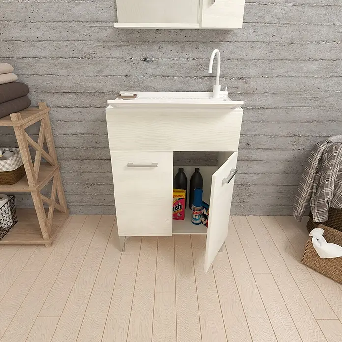 Kiamami Valentina Badmöbel-Set - Weiß - Waschbeckenunterschrank in heller Holzoptik mit weißem Wasserhahn und geöffneter Tür, die Reinigungsmittel zeigt.