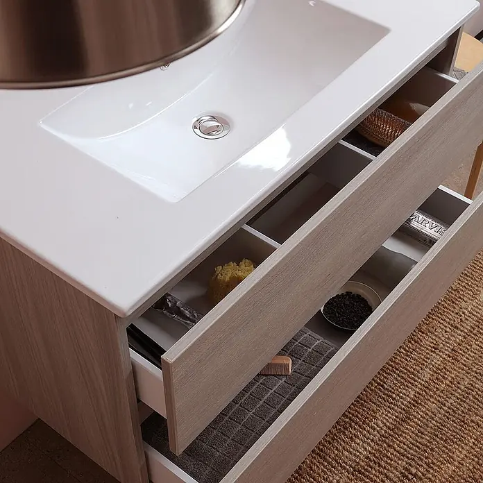 Kiamami Valentina Badmöbel-Set - Helles Holz - Badezimmermöbel in heller Holzoptik mit integriertem Waschbecken und drei offenen Schubladen für Toilettenartikel.
