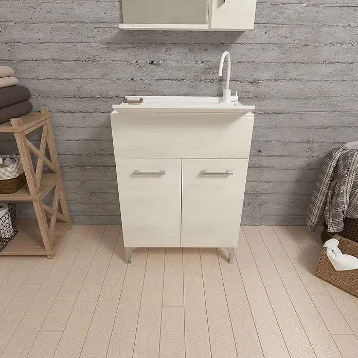 Kiamami Valentina Badmöbel-Set - Weiß - Heller Holz-Waschbeckenschrank mit weißem Becken und Wasserhahn im Waschraum.