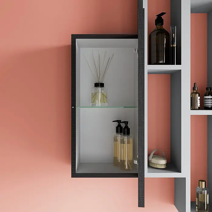 Kiamami Valentina Badmöbel-Set - Grau - Dunkelgrauer Wandschrank und Regal, teilweise geöffnet, vor einer korallfarbenen Wand, mit Toilettenartikeln.