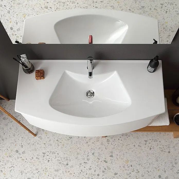 Kiamami Valentina Badmöbel-Set - Weiß - Weißes Keramik-Badezimmerwaschbecken mit integriertem Wasserhahn und Toilettenartikeln.