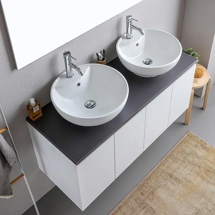 Kiamami Valentina Badmöbel-Set - Weiß - Moderne weiße Doppelwaschtischunterschrank mit dunkelgrauer Arbeitsplatte, zwei weißen Aufsatzwaschbecken und Chromarmaturen.
