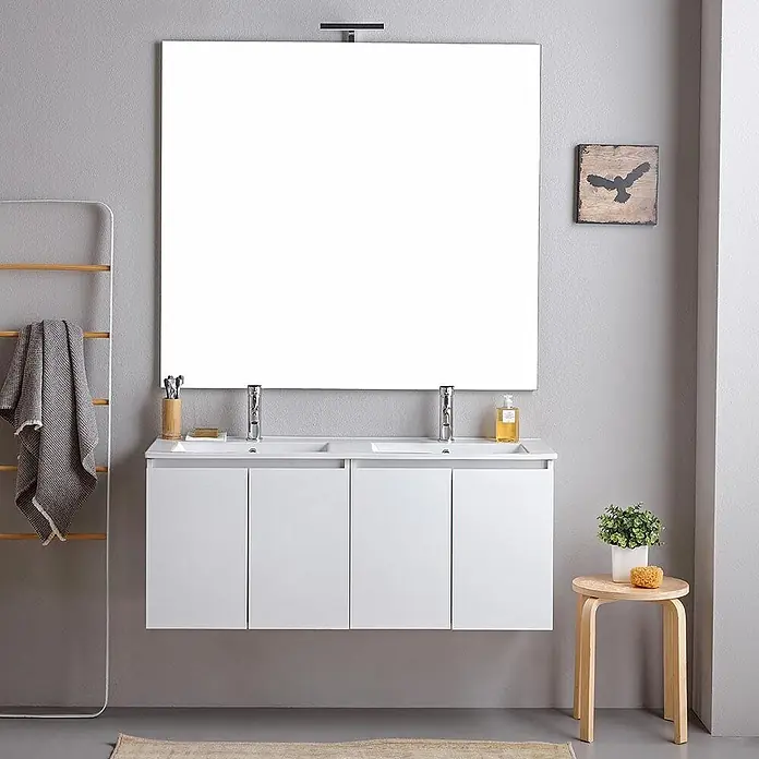 Kiamami Valentina Badmöbel-Set - Weiß - Weißer wandmontierter Doppelwaschtisch mit zwei Waschbecken und vier Schranktüren in einem modernen Badezimmer.