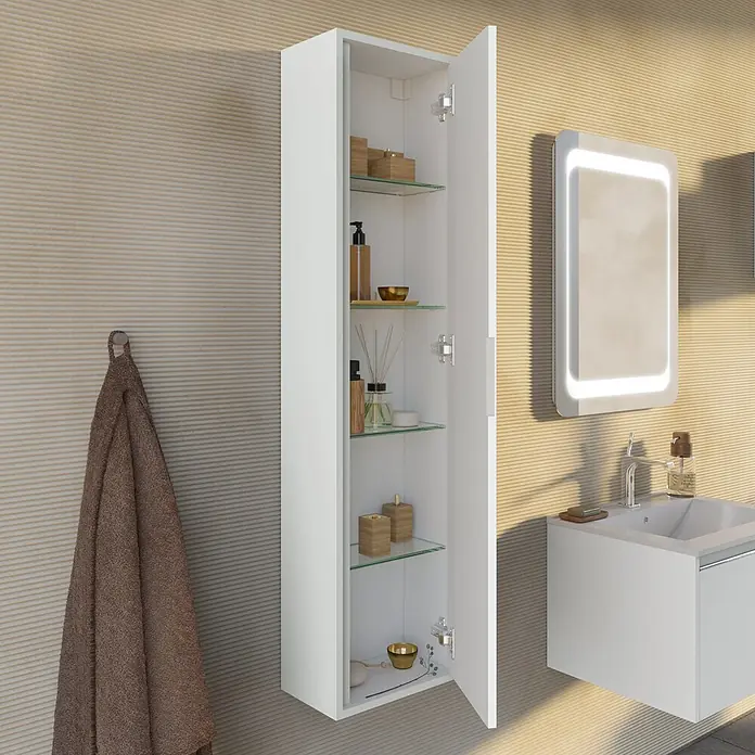 Kiamami Valentina Badmöbel-Set - Weiß - Weißer Badhochschrank mit offener Tür, der Glasablagen und Toilettenartikel in einem modernen Badezimmer zeigt.