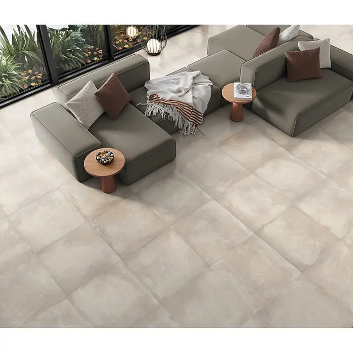 Pavimento porcelánico Castel - 45 x 45 cm, Taupe, Mate - Azulejos grandes, beis claro efecto hormigón, colocados en diagonal en un salón moderno.