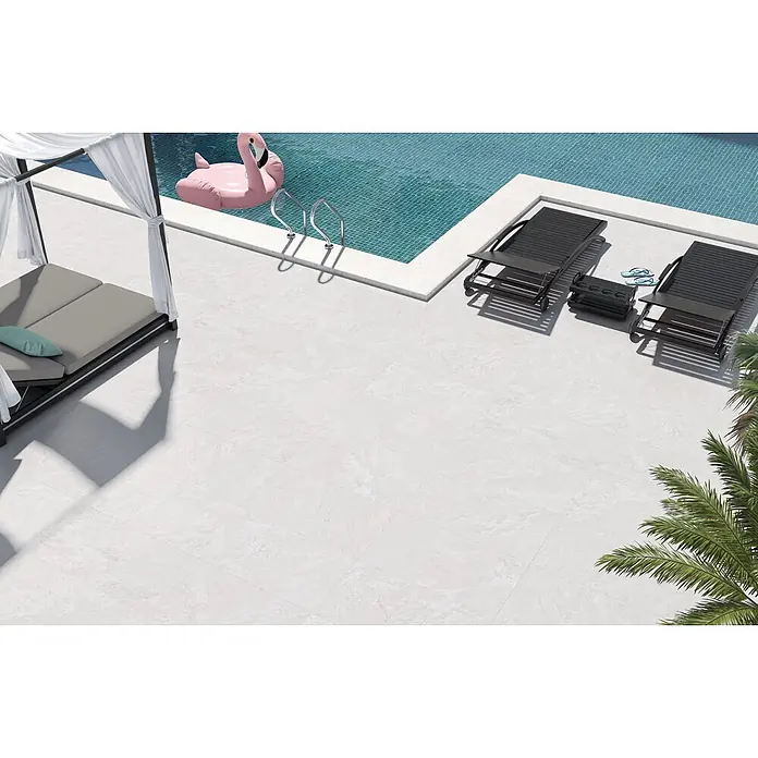Pavimento porcelánico Eternity - 37,5 x 75,5 cm, Blanco, Mate - Baldosas de patio gris claro texturizadas forman una elegante zona de piscina con tumbonas y cabaña.