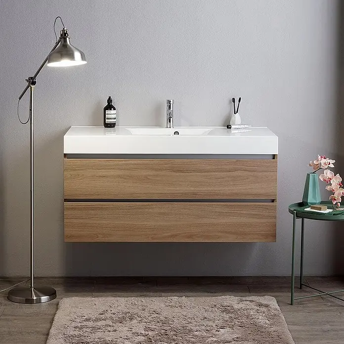 Kiamami Valentina Badmöbel-Set - Braun - Wandmontierter Doppelwaschtisch mit weißer Platte und zwei Schubladen aus Naturholz.