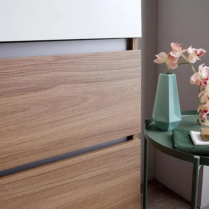 Kiamami Valentina Badmöbel-Set - Braun - Holzschrank mit weißer Platte und grifflosen Schubladen, in einem Badezimmer gezeigt.