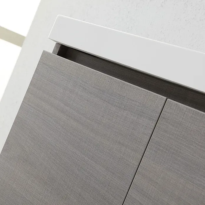 Kiamami Valentina Badmöbel-Set - Grau - Grauer strukturierter Schrank mit weißer Arbeitsplatte, griffloses Design.