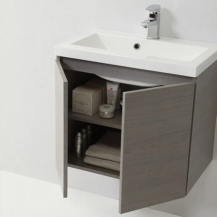 Kiamami Valentina Badmöbel-Set - Grau - Wandmontierter Waschtischunterschrank in Grau-Holzoptik mit weißem Becken, Türen offenbaren Stauraum.