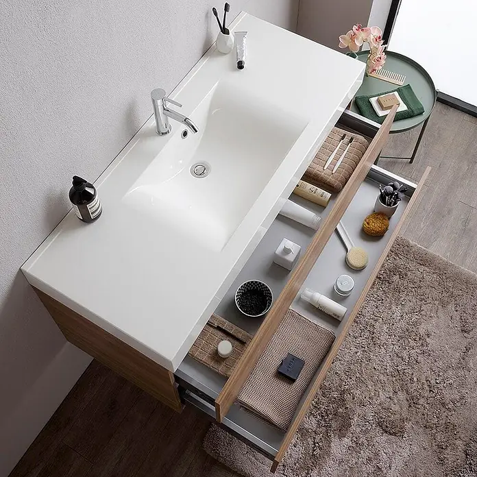 Kiamami Valentina Badmöbel-Set - Braun - Modernes weißes Waschtischmöbel mit Holzoptik-Unterbau und zwei geöffneten Schubladen voller Badutensilien, von oben.